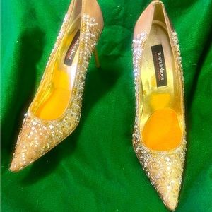 Size 7 narrow fit. 3” heels. Some wear otherwise good condition.